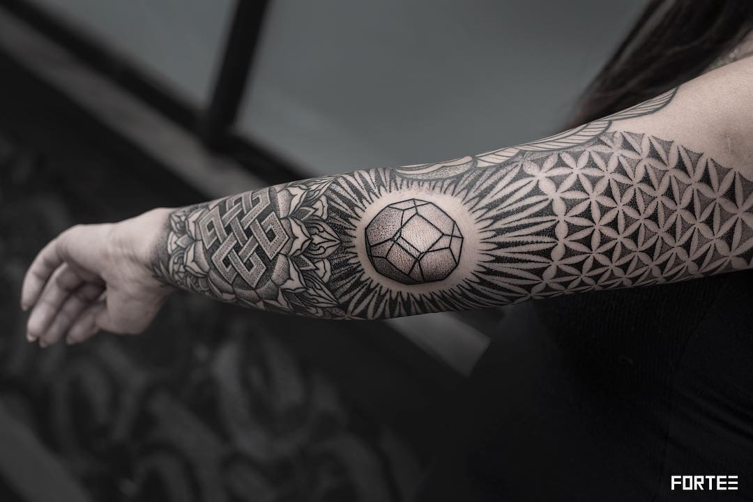 Artista de tattoo Dillon Forte, estilo de autor black authors de ornamento geométrico sagrado | EUA