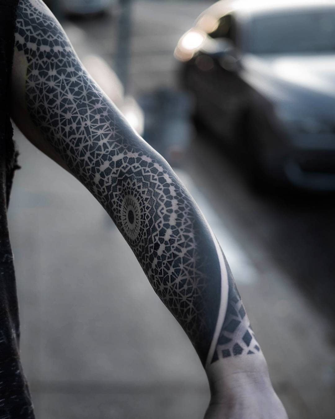 Artista de tattoo Dillon Forte, estilo de autor black authors de ornamento geométrico sagrado | EUA