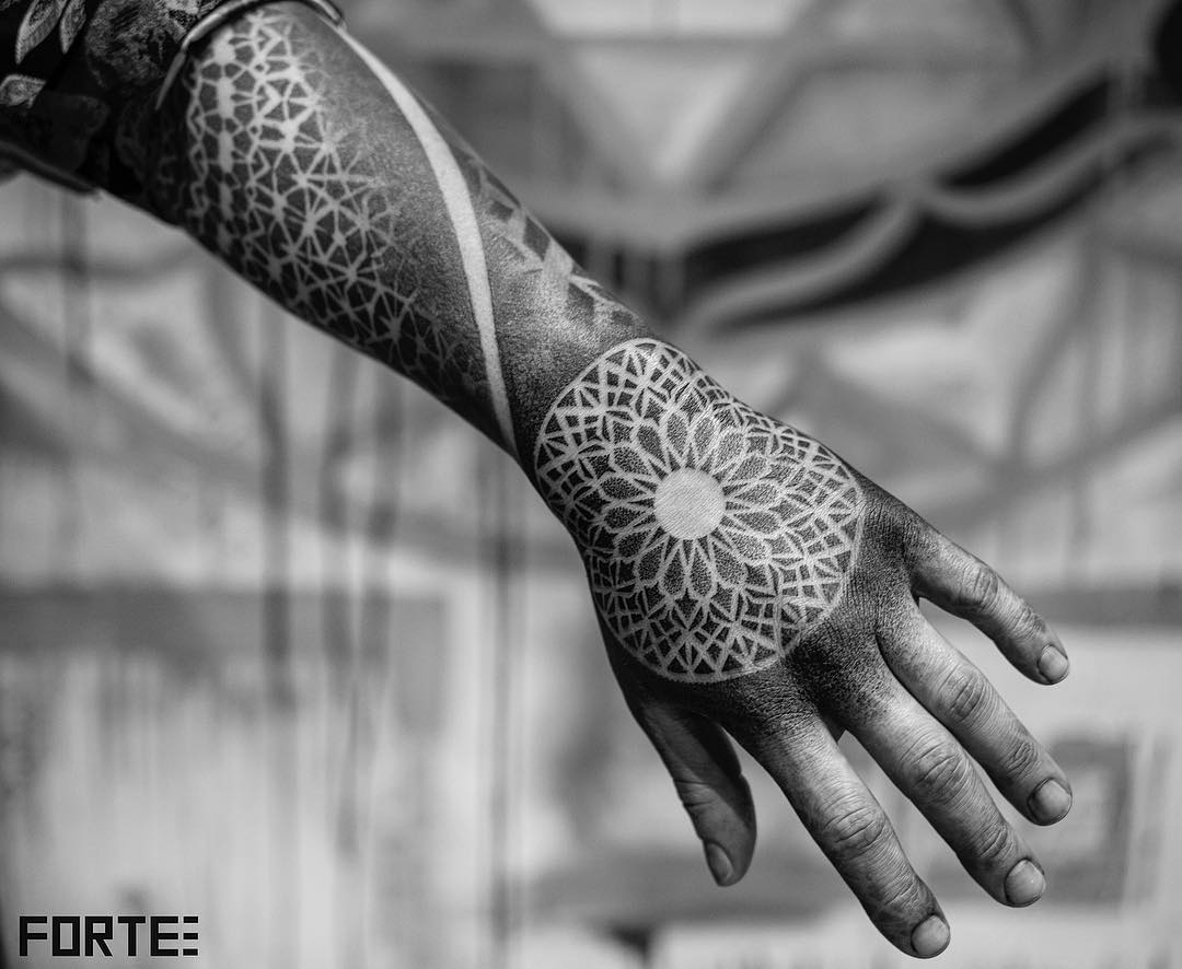 Artista de tattoo Dillon Forte, estilo de autor black authors de ornamento geométrico sagrado | EUA