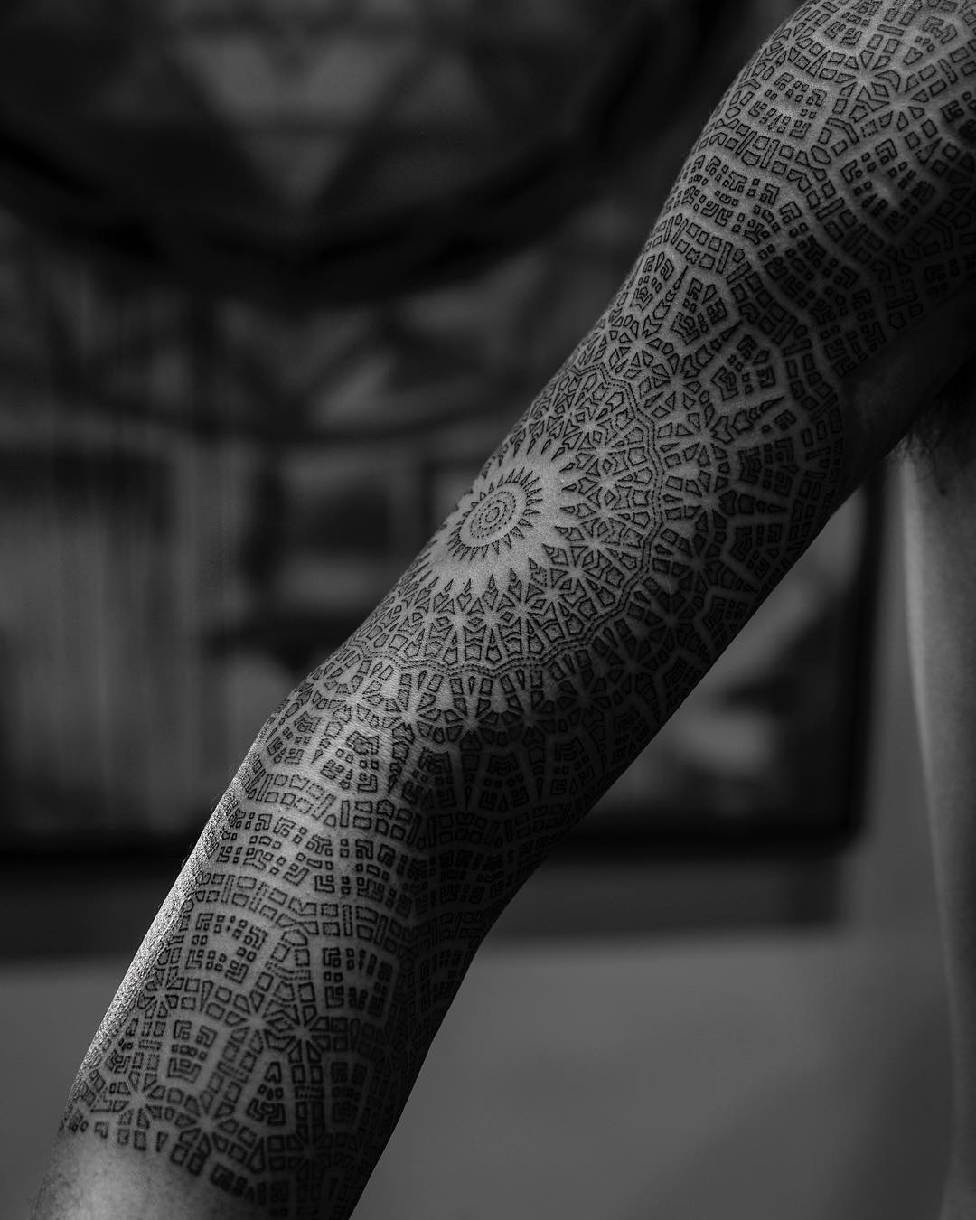 Artista de tattoo Dillon Forte, estilo de autor black authors de ornamento geométrico sagrado | EUA