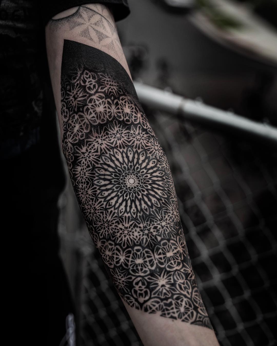 Artista de tattoo Dillon Forte, estilo de autor black authors de ornamento geométrico sagrado | EUA