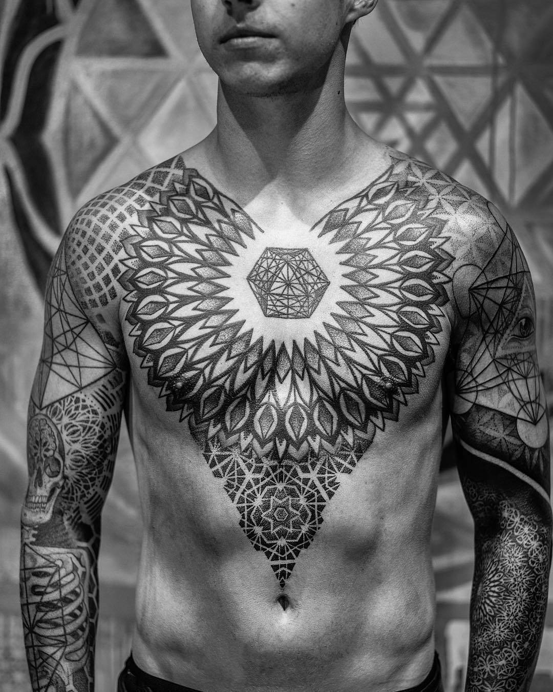Artista de tattoo Dillon Forte, estilo de autor black authors de ornamento geométrico sagrado | EUA