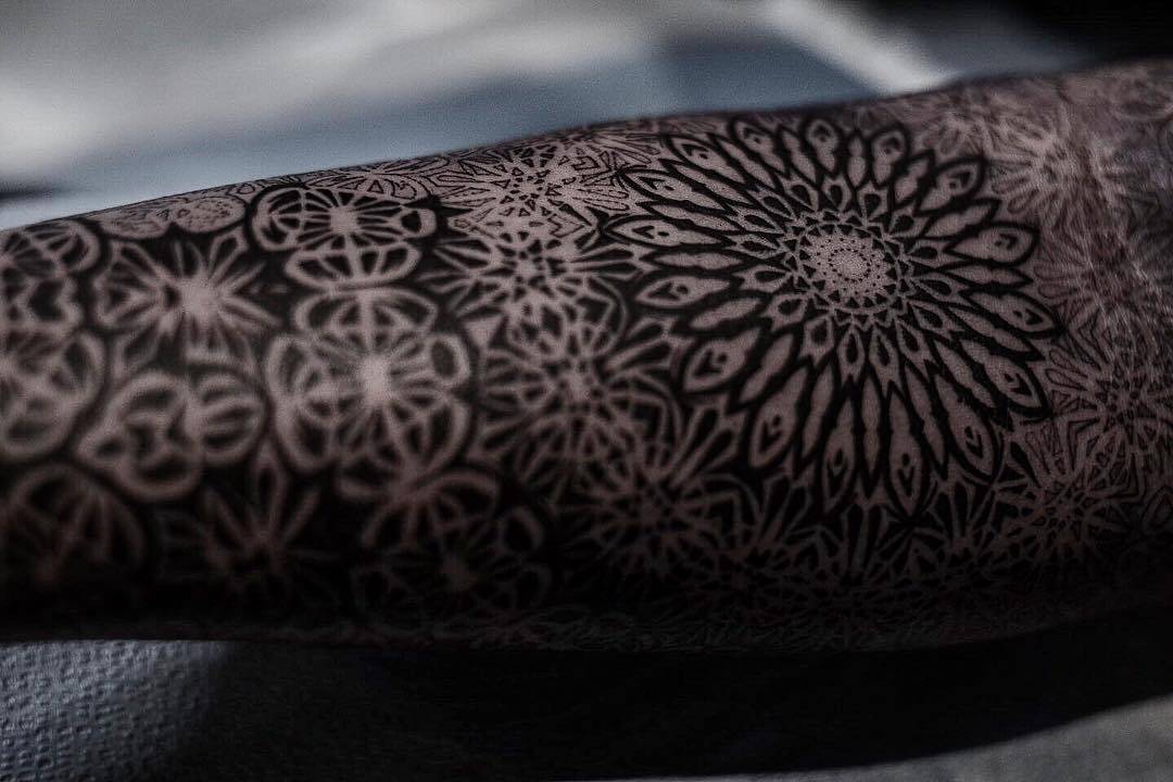 Artista de tattoo Dillon Forte, estilo de autor black authors de ornamento geométrico sagrado | EUA