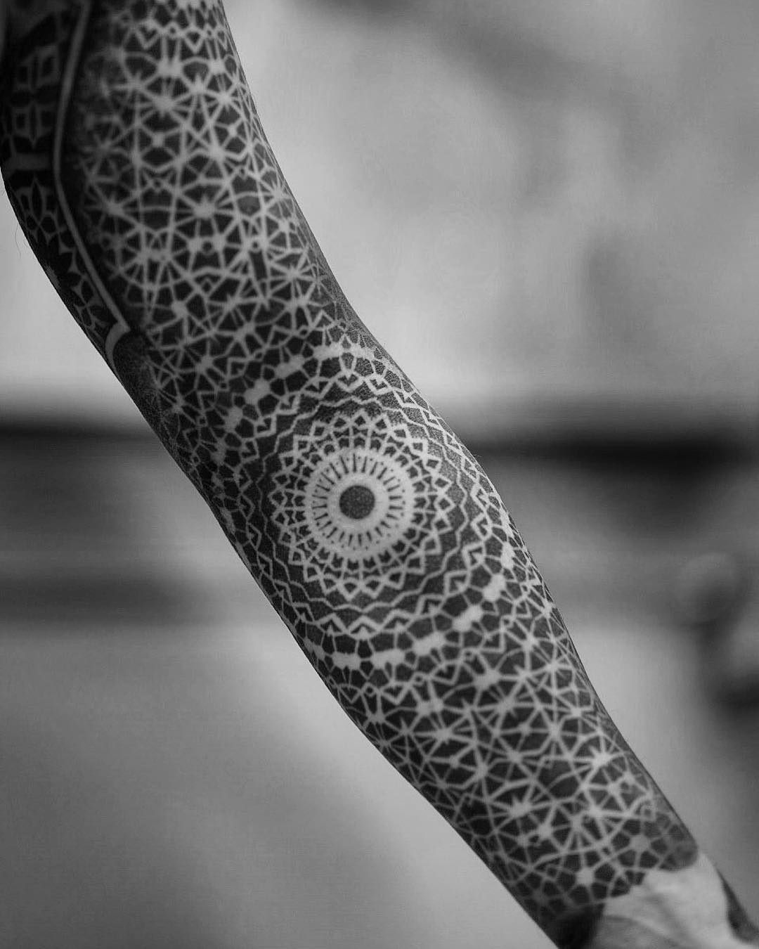 Artista de tattoo Dillon Forte, estilo de autor black authors de ornamento geométrico sagrado | EUA