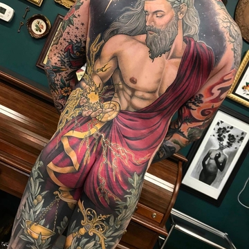 Tatuagem grande de neo tradicional de Samantha Smith