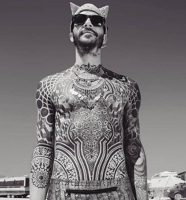 Corey Divine's tattoo decorativo