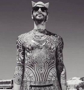 Corey Divine's tattoo decorativo
