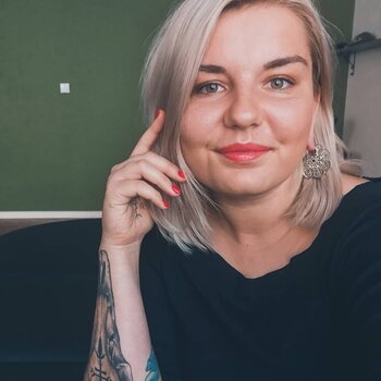 Artista de tatuagem Aija May