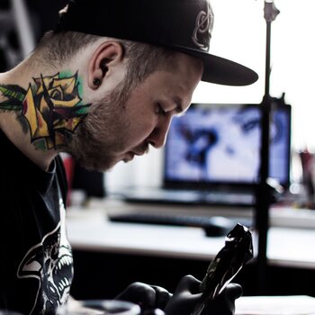 Artista de tatuagem Vladimir Cycov