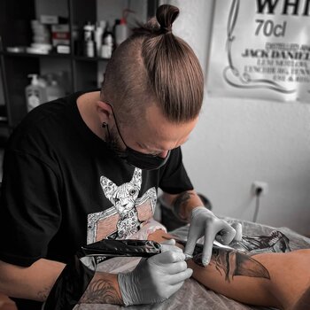 Artista de tatuagem Aleksey Evgenevich