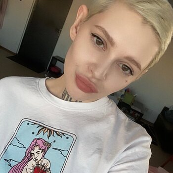 Artista de tatuagem Natalya Smoler