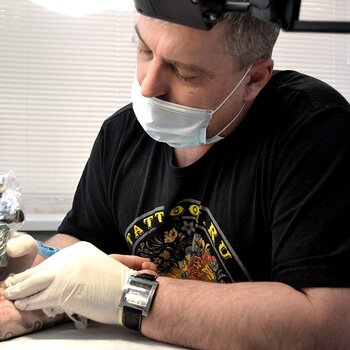 Artista de tatuagem Aleksey Chayka