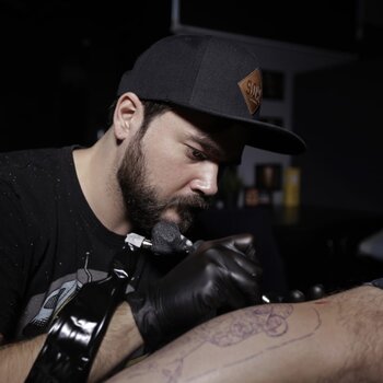 Artista de tatuagem Sergey Menschikov 