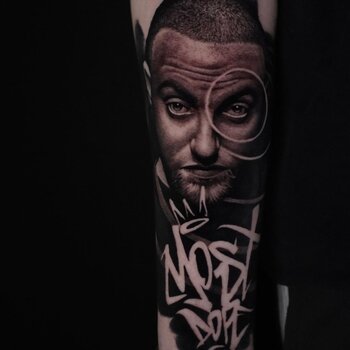 Artista de tatuagem Milan Smiljanic