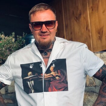 Artista de tatuagem B-Grey aka Aivars Liepa