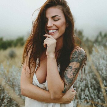 Modelo de tatuagem Kylie Rae Hall