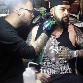 Artista de tatuagem Ben Kaye