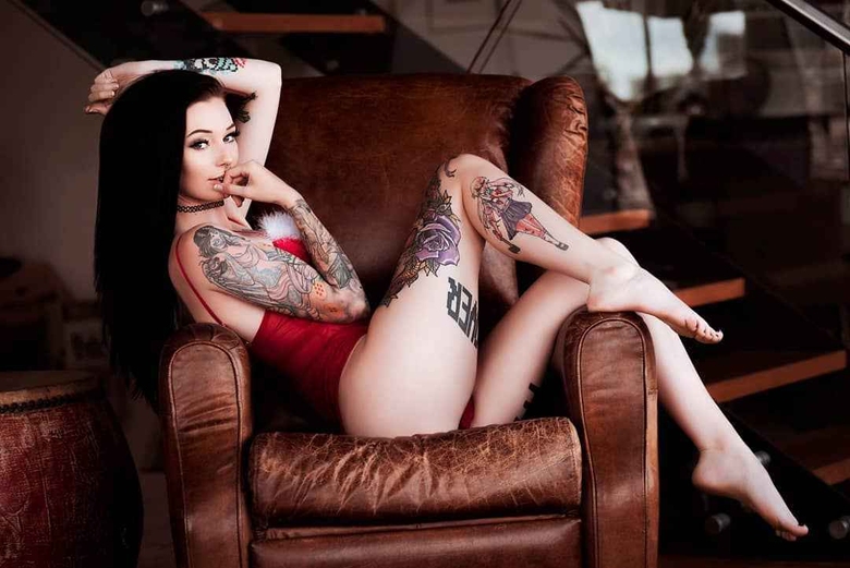 Modelo tatuado Hylia Fawkes , modelo de foto alternativo , menina tatuada | Austrália