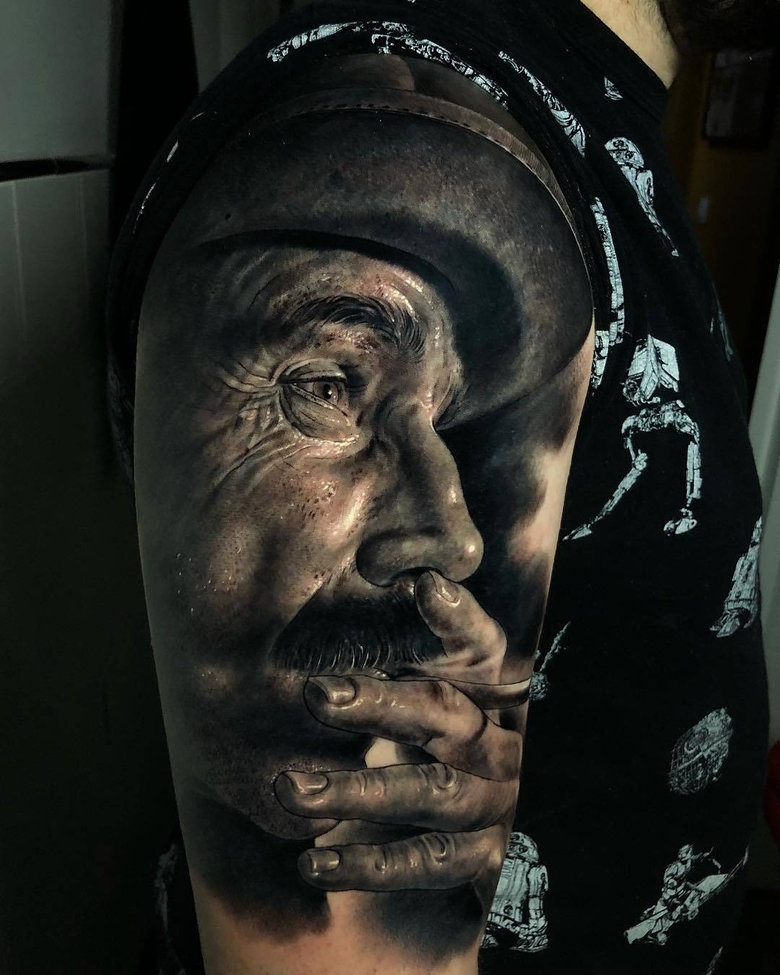Artista de tatuagem Fred Thomas, portret realista em preto e cinza | Espanha