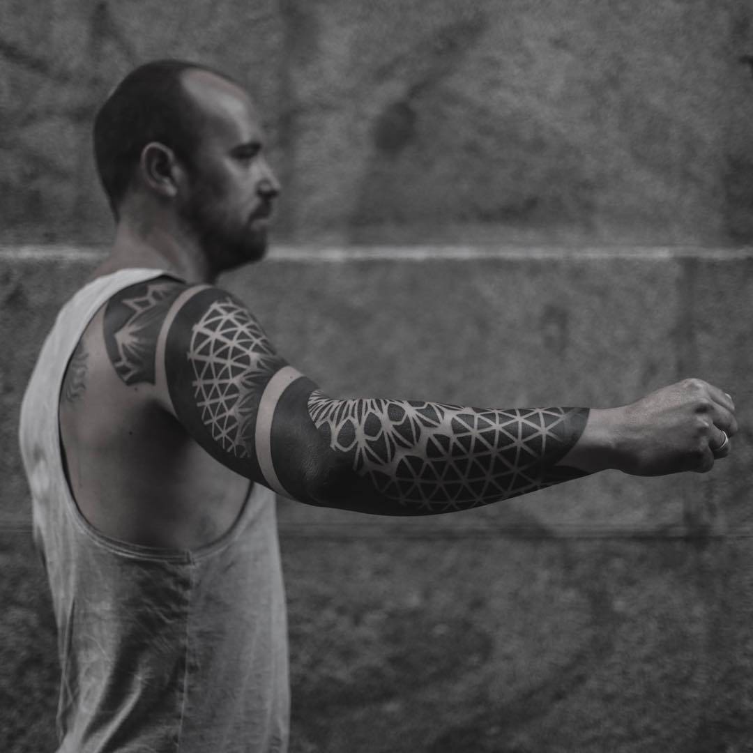 Artista de tatuagem Alejandro Prada, tatuagem blackwork ornamental dotwork, palestra na 10ª Convenção Internacional de Tatuagem de Moscou