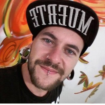 Artista de tatuagem Rodrigo Assi