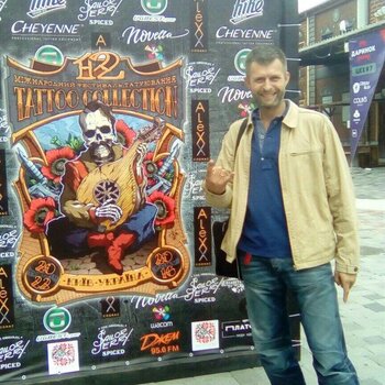 Artista de tatuagem Roman Sniatovskyi