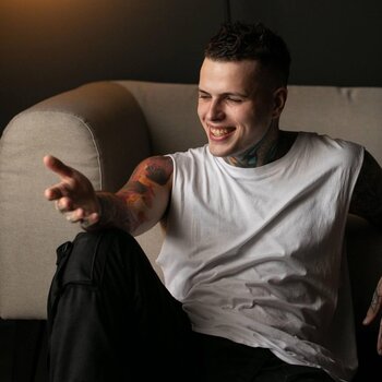 Artista de tatuagem Sergey Chernyshev