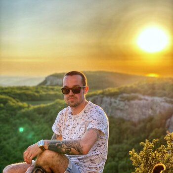 Artista de tatuagem Aleksey Konovalov