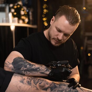 Artista de tatuagem Aleksandr Belyaev