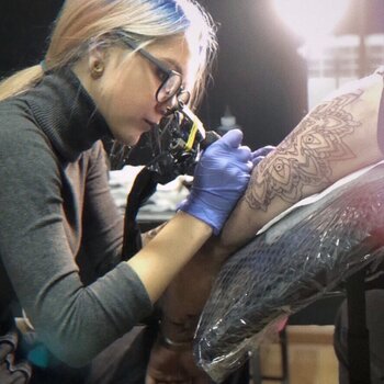 Artista de tatuagem Violetta Vazhnichaya