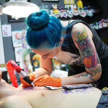 Artista de tatuagem Julia Prozorova