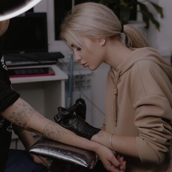 Artista de tatuagem Yuliya Ravinskih