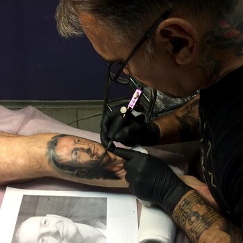 Artista de tatuagem Igor Kot