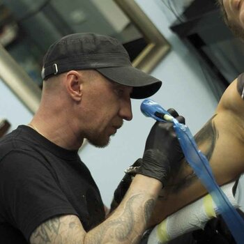 Artista de tatuagem Evgeniy U-Gene Goryachiy