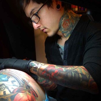 Artista de tatuagem Andres Acosta