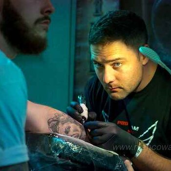 Artista de tatuagem Ryan Evans