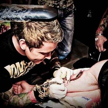 Artista de tatuagem Den Yakovlev