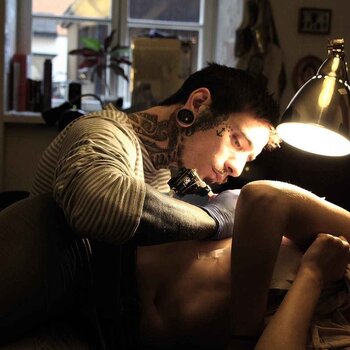 Artista de tatuagem William Steiner-Pacheco