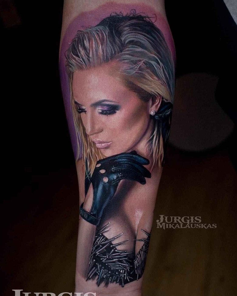 Tatuagem de realismo detalhado por Jurgis Mikalauskas