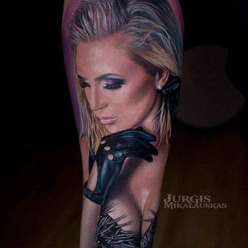 Tatuagem de realismo detalhado por Jurgis Mikalauskas