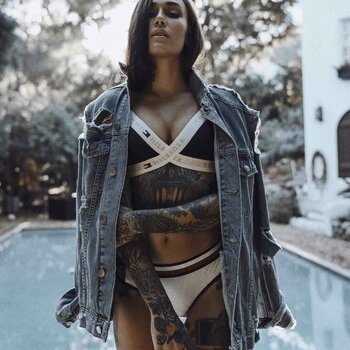 Modelo de tatuagem Michelle Maron