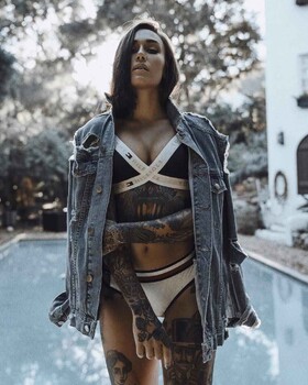 Modelo de tatuagem e artista - Michelle Maron