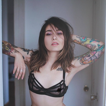 Mica frágil e brincalhona