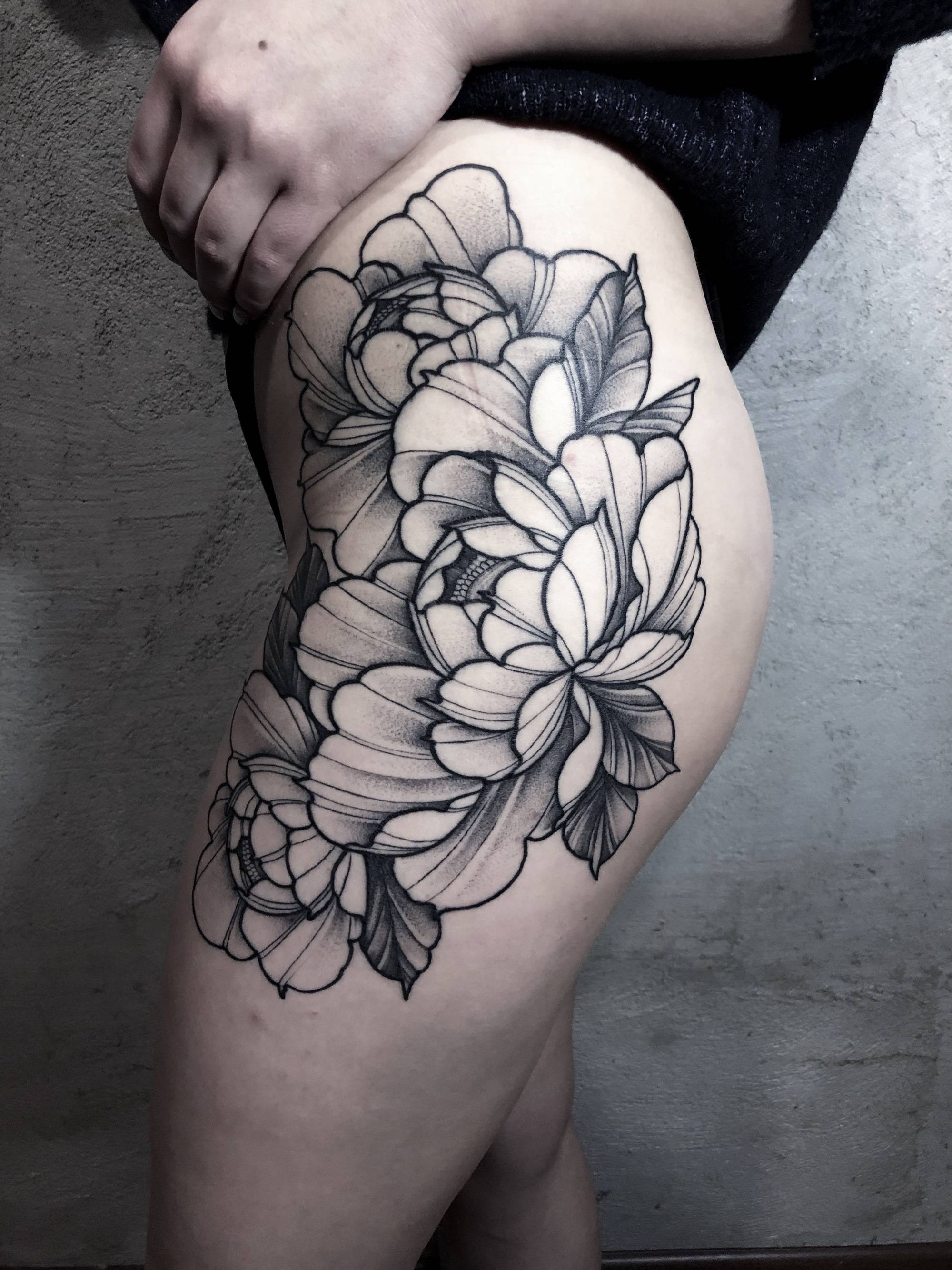 Artista de tatuagem Sasha Kot, tatuagem gráfica negra | Vologda, Rússia