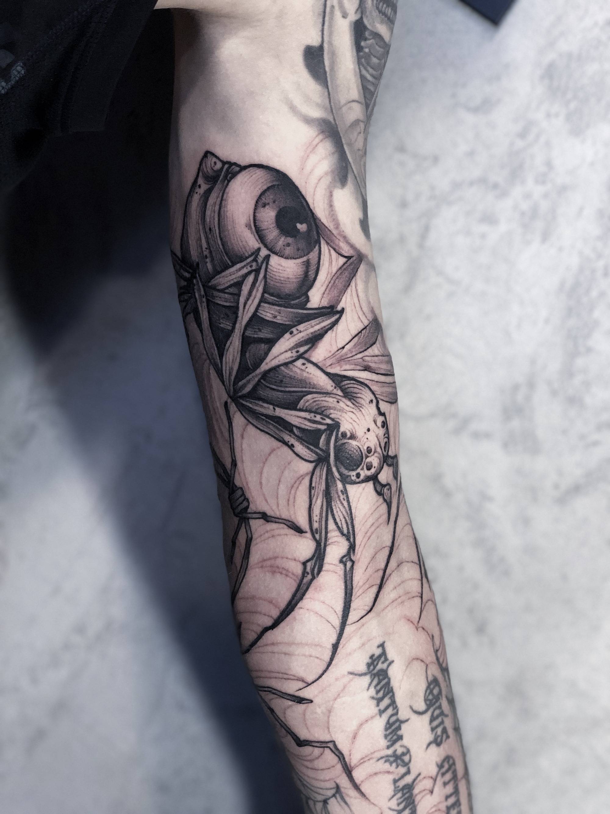 Artista de tatuagem Sasha Kot, tatuagem gráfica negra | Vologda, Rússia