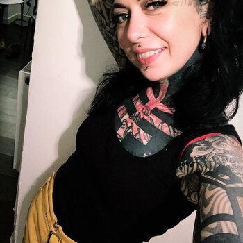 Artista de tatuagem Deryn Twelve