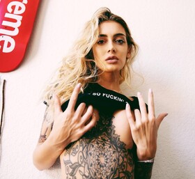 12 fotos desbotoadas de modelos britânicos de tatuagem Selina