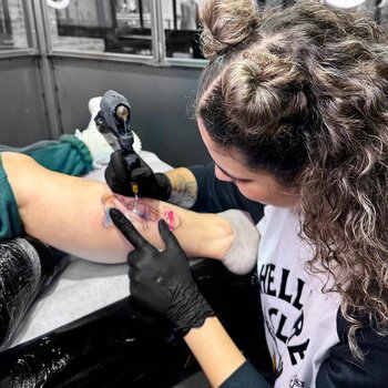 Artista de tatuagem Sandra Rizos