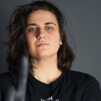 Artista de tatuagem Mariia Bortn