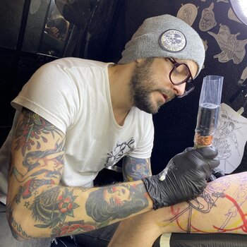 Artista de tatuagem Oli Martin 